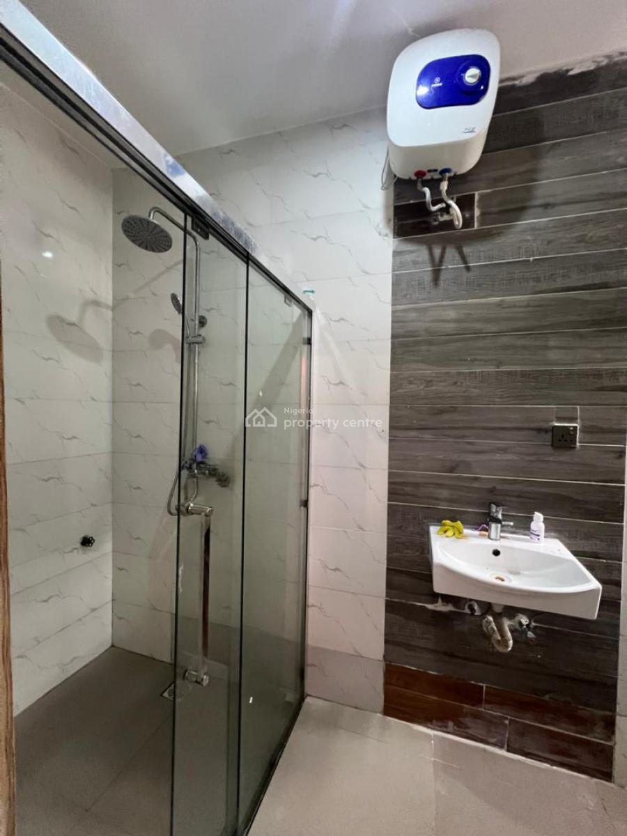Luxury and Well Maintained Master Bedroom, Fully Serviced, White Oak Estate  Orchid Road Lekki, Lekki Expressway, Lekki, Lagos, Self Contain (single Rooms) for Rent