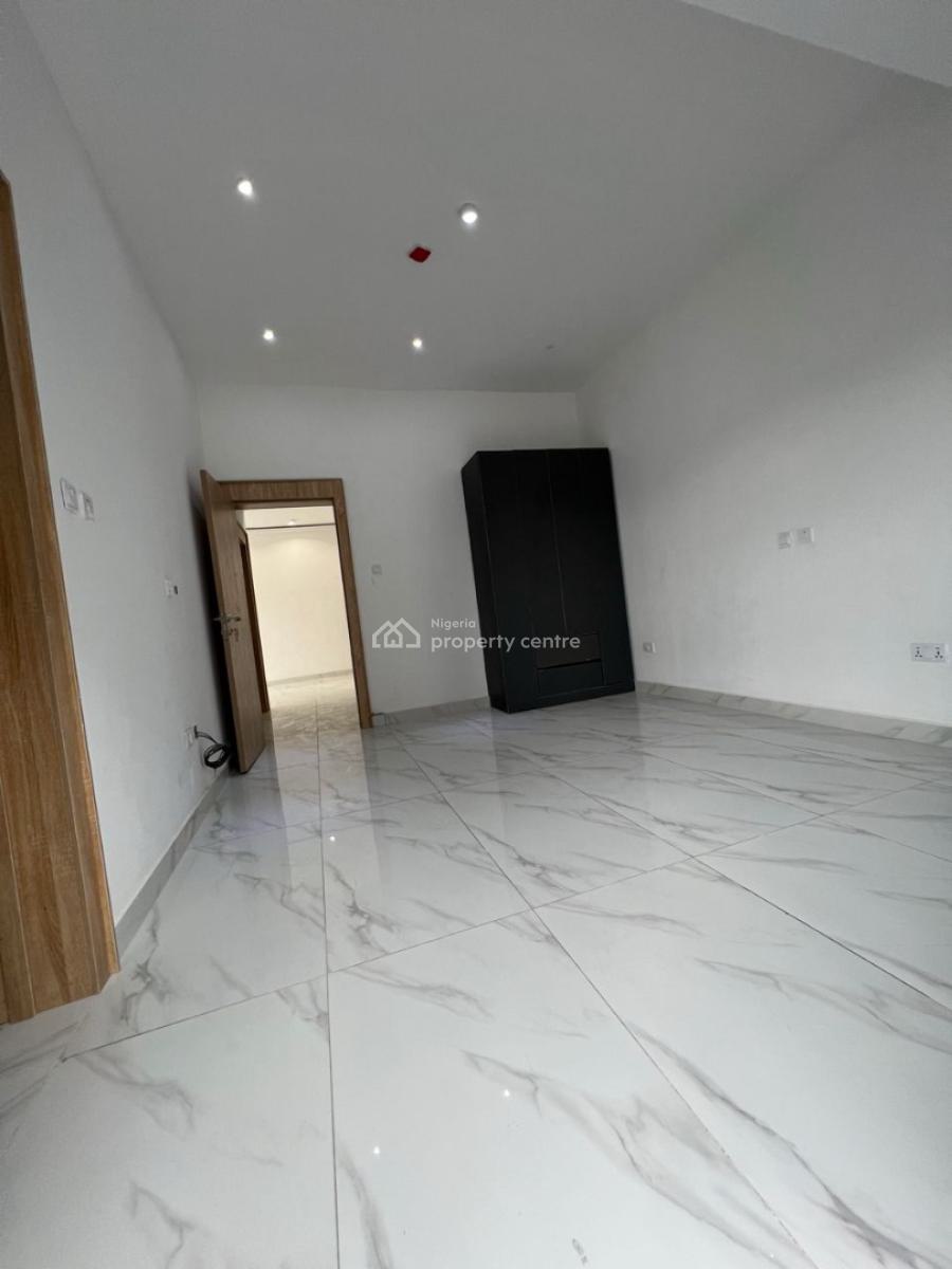 Well Built 2 Bedroom Apartment, Lekki Phase 1, Lekki, Lagos, Flat / Apartment for Sale