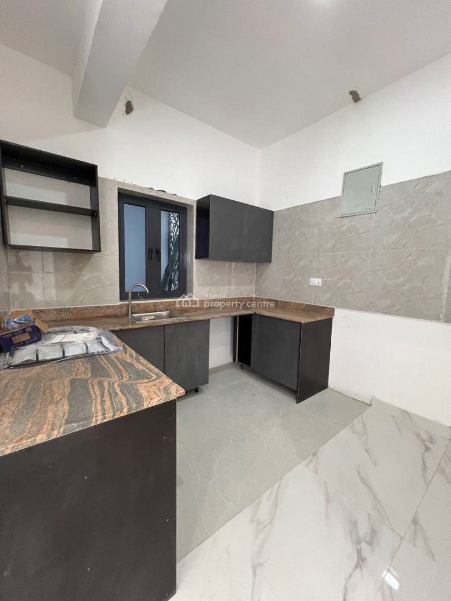 Well Built 2 Bedroom Apartment, Lekki Phase 1, Lekki, Lagos, Flat / Apartment for Sale