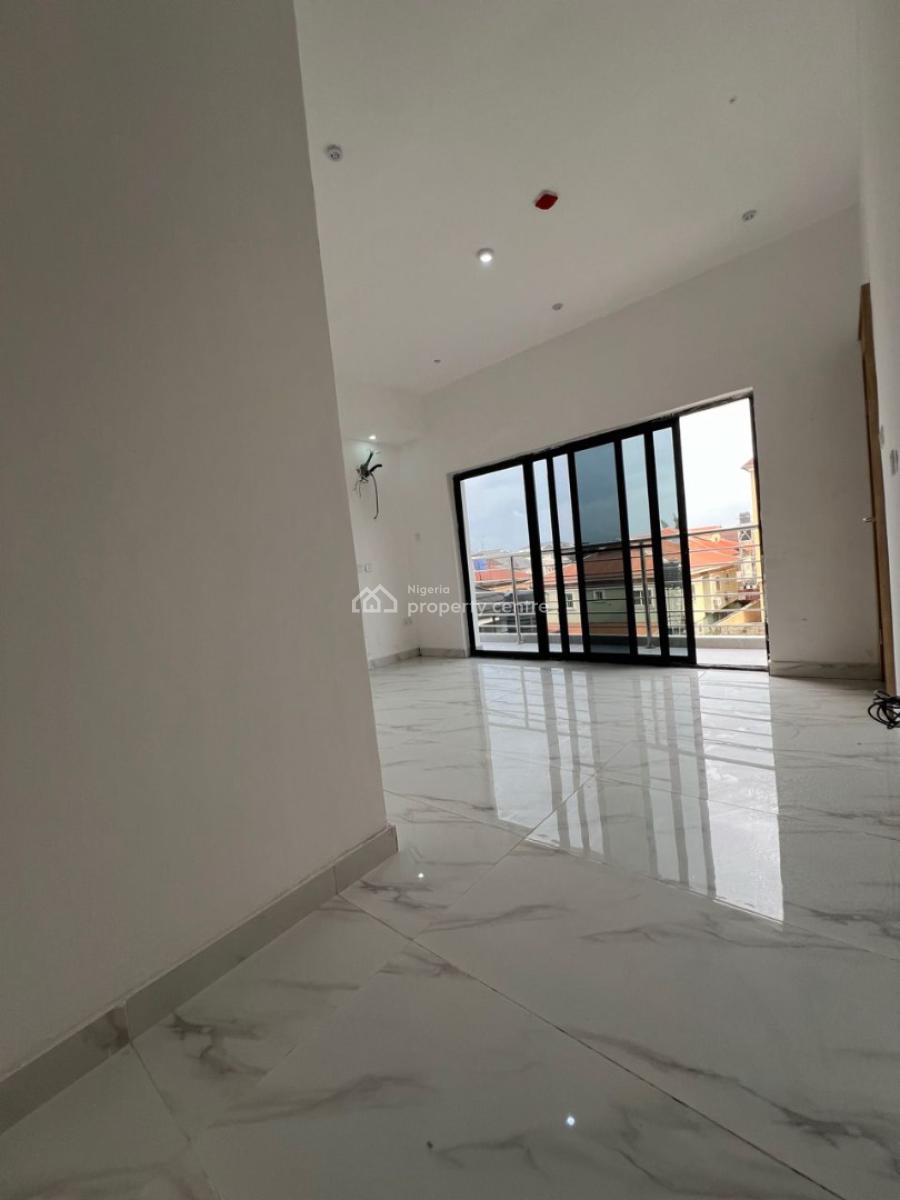 Well Built 2 Bedroom Apartment, Lekki Phase 1, Lekki, Lagos, Flat / Apartment for Sale