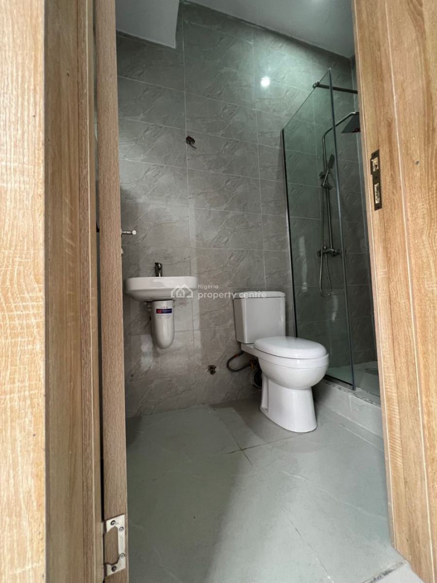 Well Built 2 Bedroom Apartment, Lekki Phase 1, Lekki, Lagos, Flat / Apartment for Sale