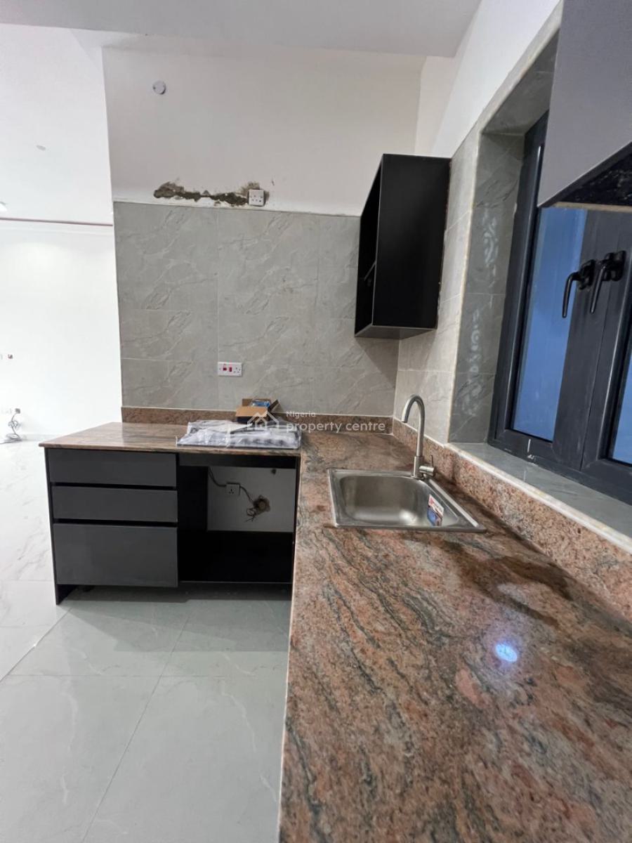 Well Built 2 Bedroom Apartment, Lekki Phase 1, Lekki, Lagos, Flat / Apartment for Sale