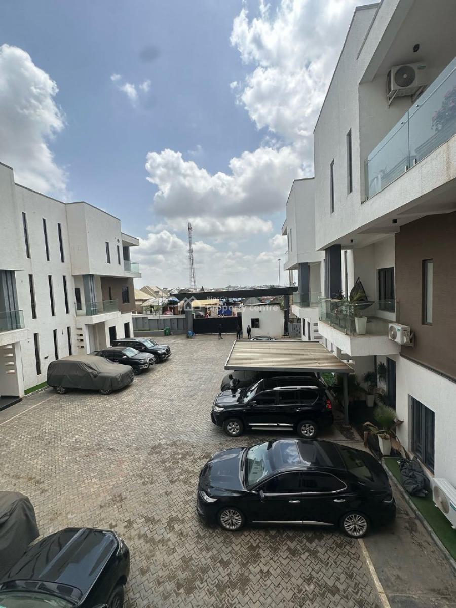 a Luxurious 5 Bedroom Semi-detached with a  Bq, Guzape District, Abuja, Semi-detached Duplex for Sale