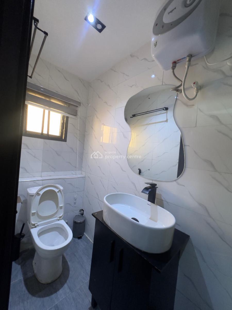 in Serene Environment in New Bodija Estate Well Furnished  with a Free, a Place to Refresh Your Memories, New Bodija, Ibadan, Oyo, Hotel / Guest House for Rent