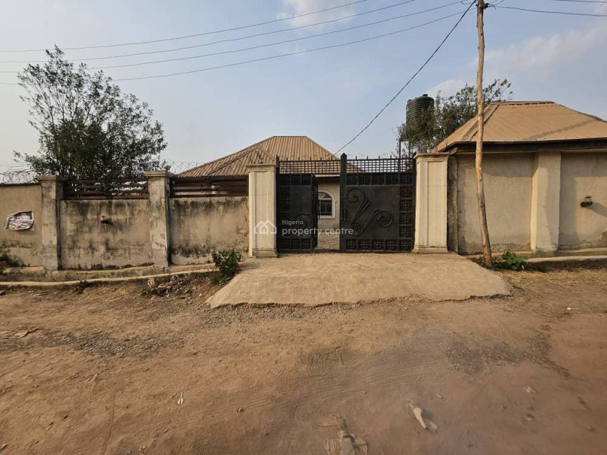 Stunning 3bedroom Bungalow and 2units of 1bed with Bq, Akala Express, Ibadan, Oyo, Terraced Bungalow for Sale