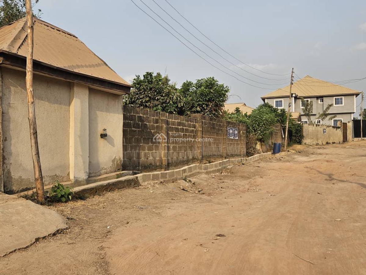 Stunning 3bedroom Bungalow and 2units of 1bed with Bq, Akala Express, Ibadan, Oyo, Terraced Bungalow for Sale