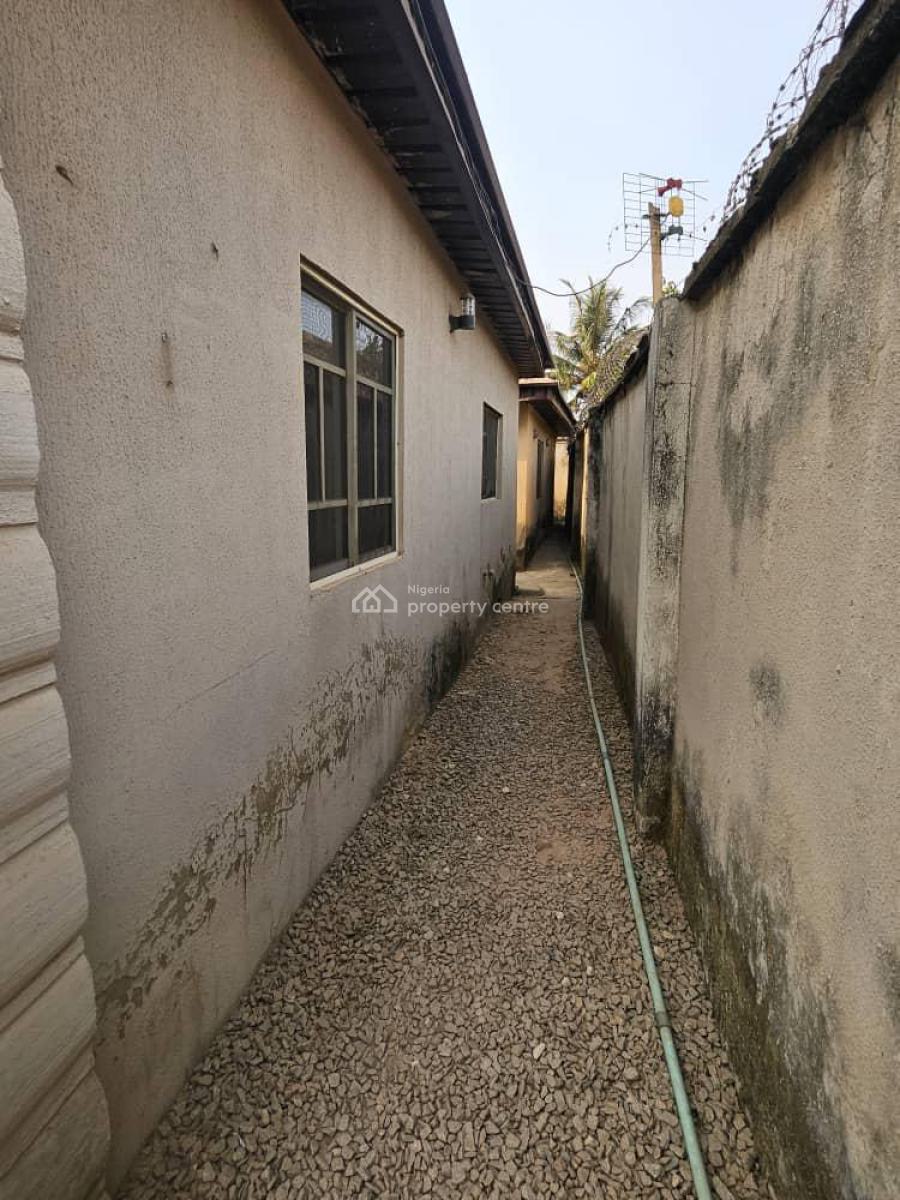 Stunning 3bedroom Bungalow and 2units of 1bed with Bq, Akala Express, Ibadan, Oyo, Terraced Bungalow for Sale