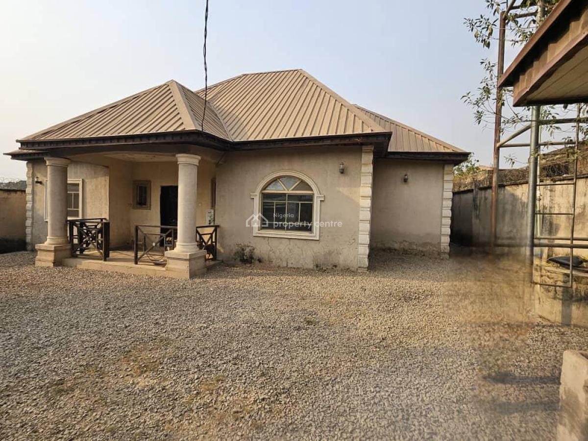 Stunning 3bedroom Bungalow and 2units of 1bed with Bq, Akala Express, Ibadan, Oyo, Terraced Bungalow for Sale