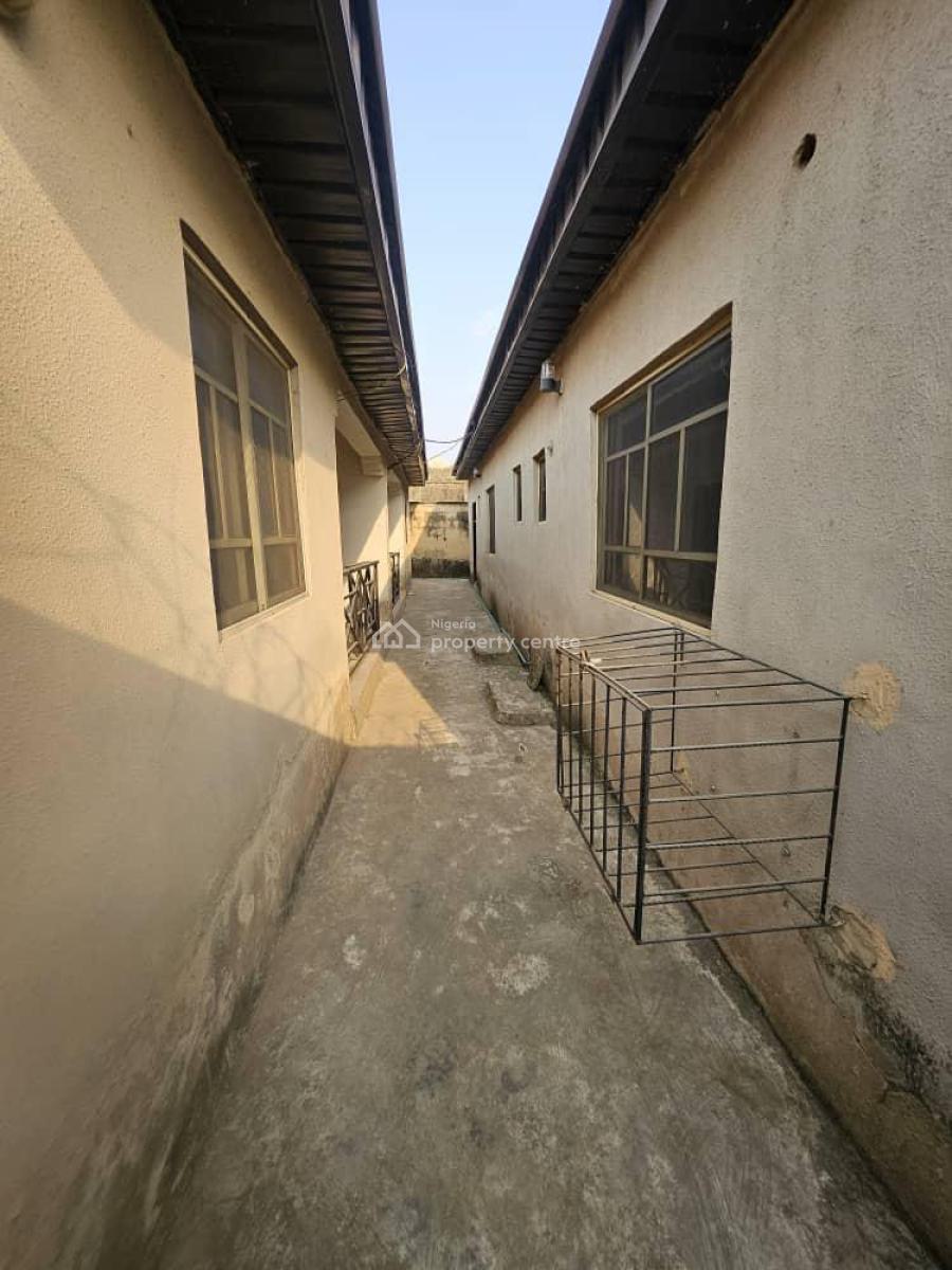 Stunning 3bedroom Bungalow and 2units of 1bed with Bq, Akala Express, Ibadan, Oyo, Terraced Bungalow for Sale