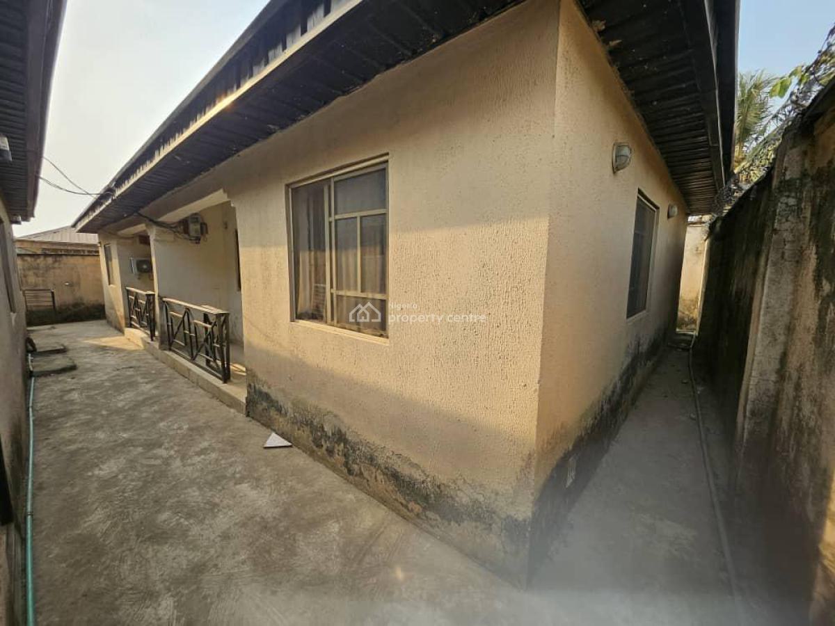 Stunning 3bedroom Bungalow and 2units of 1bed with Bq, Akala Express, Ibadan, Oyo, Terraced Bungalow for Sale