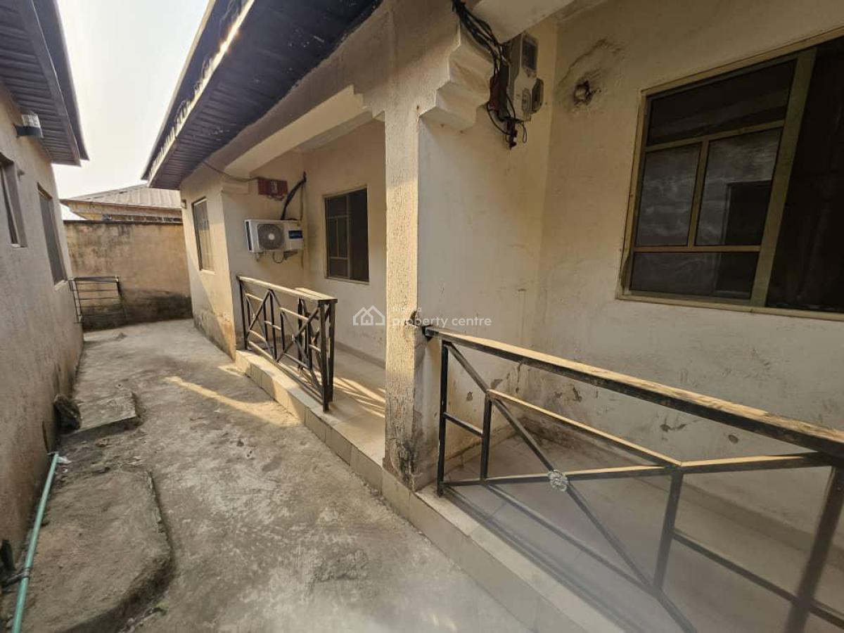 Stunning 3bedroom Bungalow and 2units of 1bed with Bq, Akala Express, Ibadan, Oyo, Terraced Bungalow for Sale