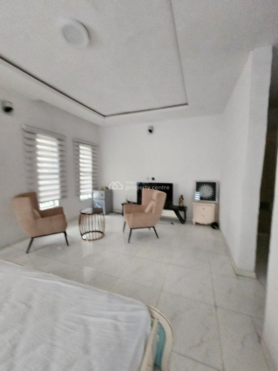 Distress: 4 Bedroom Semi-detached House with Bq (unfurnished), Chevron, Lekki, Lagos, Semi-detached Duplex for Sale