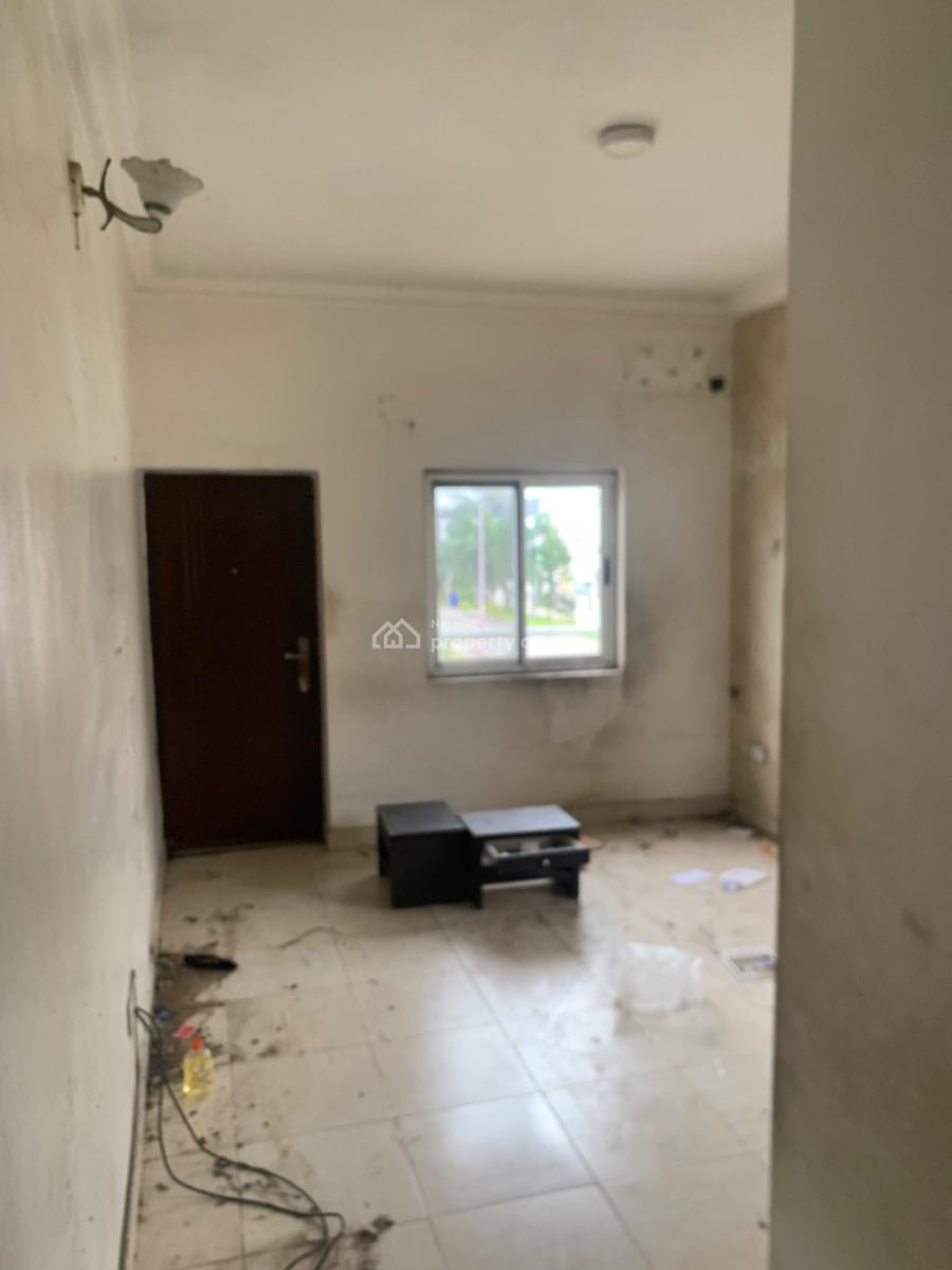 Nearly Used 3 Bedroom Flat, Royal Garden Estate, Ajah, Lagos, Block of Flats for Sale