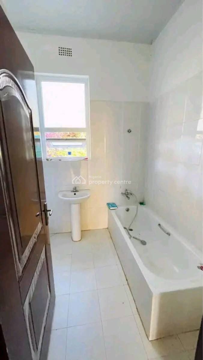 1 Room Self Contain Apartment, Yaba, Lagos, Flat / Apartment Short Let
