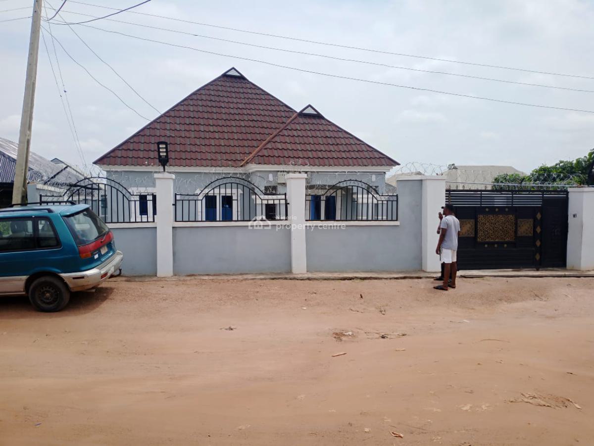 Distress Standard 3bdrm Flat and 2unit of 2bdrm Flat, Federal Housing Estate Oke-onitea Osogbo, Osogbo, Osun, Flat / Apartment for Sale
