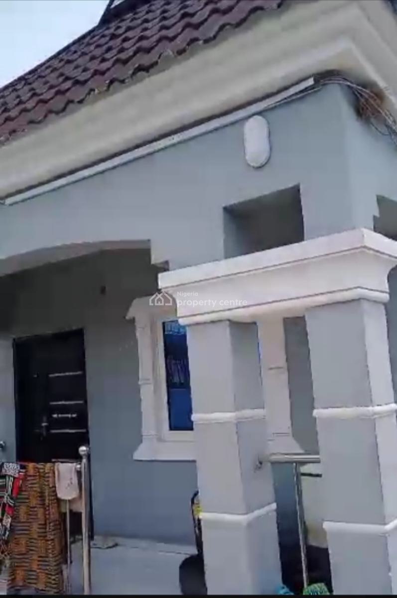 Distress Standard 3bdrm Flat and 2unit of 2bdrm Flat, Federal Housing Estate Oke-onitea Osogbo, Osogbo, Osun, Flat / Apartment for Sale