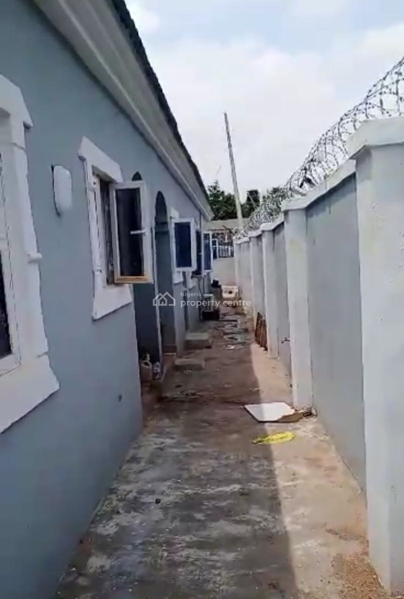 Distress Standard 3bdrm Flat and 2unit of 2bdrm Flat, Federal Housing Estate Oke-onitea Osogbo, Osogbo, Osun, Flat / Apartment for Sale