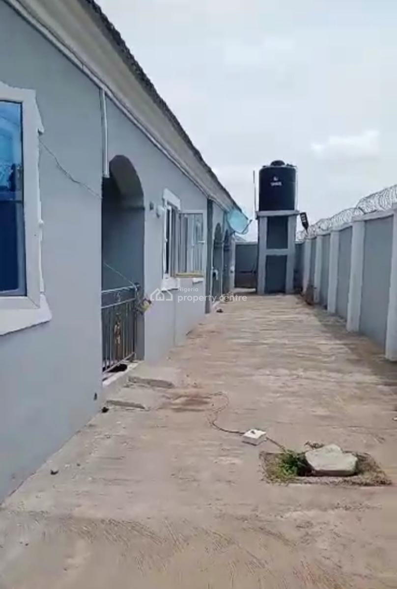 Distress Standard 3bdrm Flat and 2unit of 2bdrm Flat, Federal Housing Estate Oke-onitea Osogbo, Osogbo, Osun, Flat / Apartment for Sale