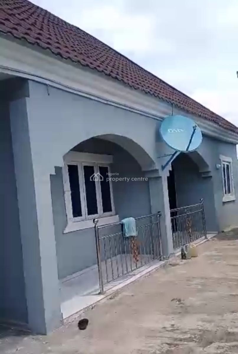 Distress Standard 3bdrm Flat and 2unit of 2bdrm Flat, Federal Housing Estate Oke-onitea Osogbo, Osogbo, Osun, Flat / Apartment for Sale