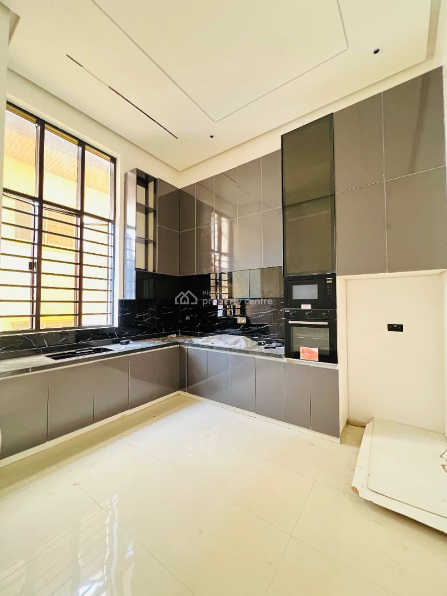 3 Bedroom Apartment, Comes with Elevator ,pool & Gym, in a Gated and Secured Estate, Lekki Phase 1, Lekki, Lagos, Block of Flats for Sale