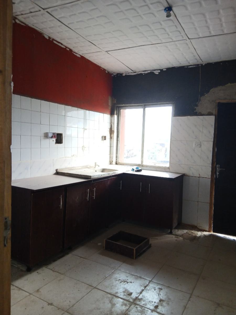 Massive 3 Bedroom + Bq, Yaba, Lagos, Flat / Apartment for Rent
