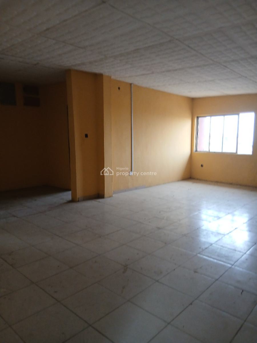 Massive 3 Bedroom + Bq, Yaba, Lagos, Flat / Apartment for Rent