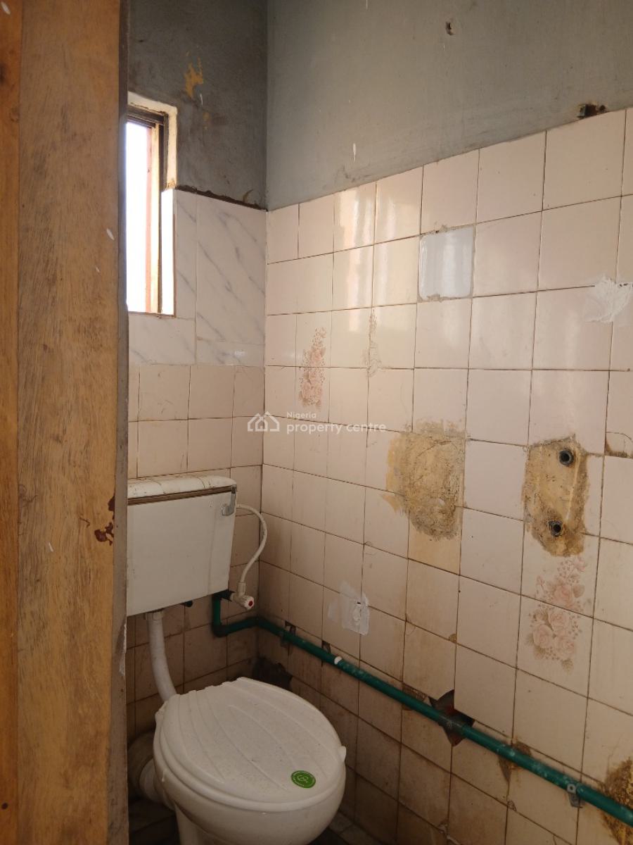 Massive 3 Bedroom + Bq, Yaba, Lagos, Flat / Apartment for Rent