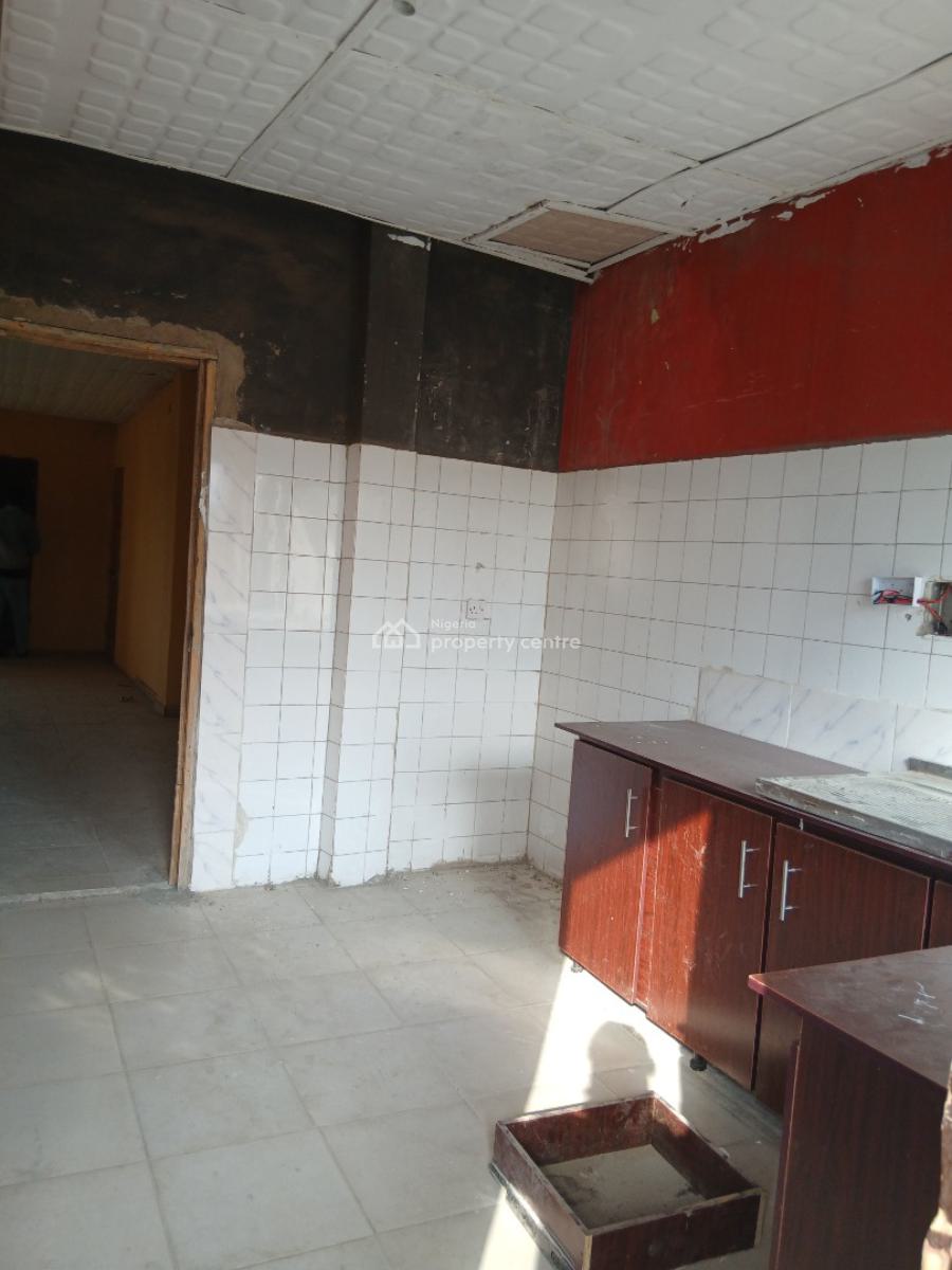 Massive 3 Bedroom + Bq, Yaba, Lagos, Flat / Apartment for Rent