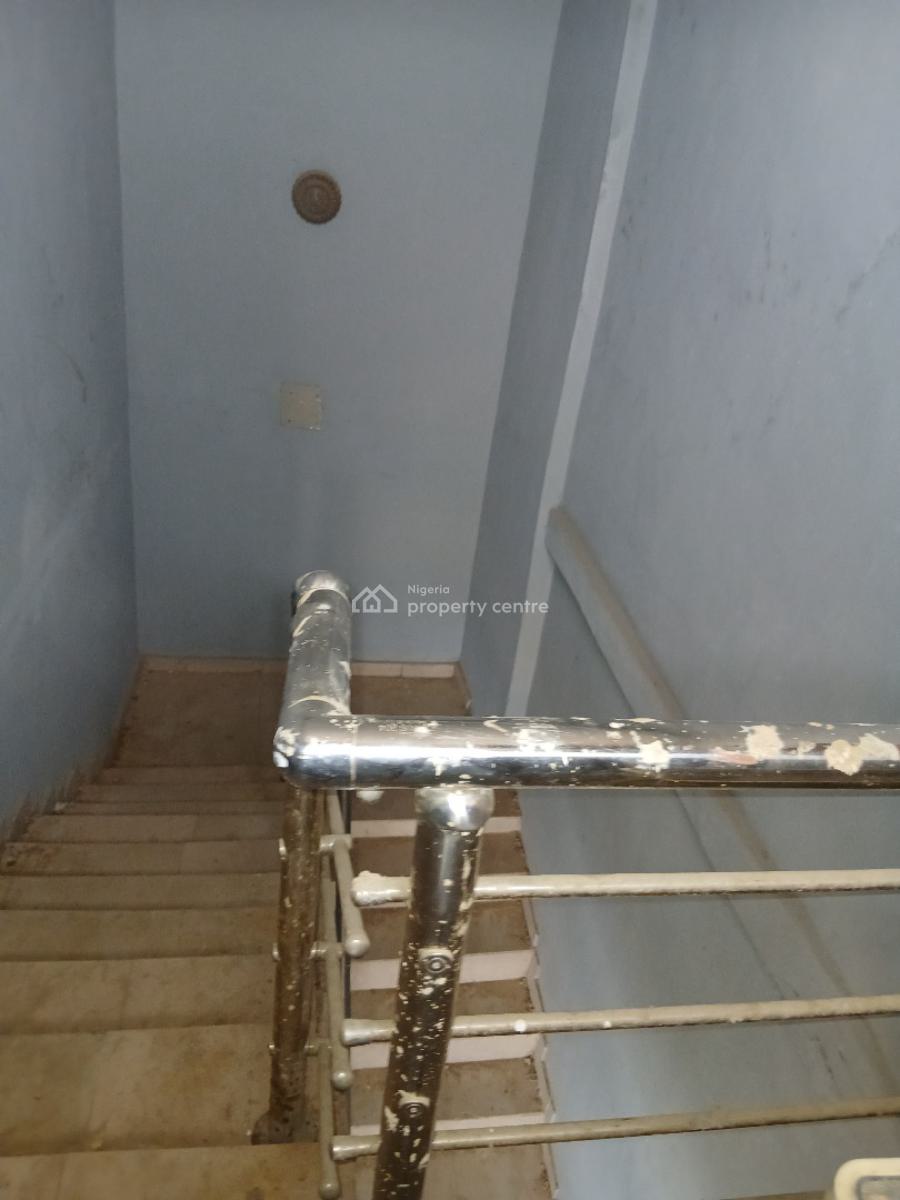 Massive 3 Bedroom + Bq, Yaba, Lagos, Flat / Apartment for Rent