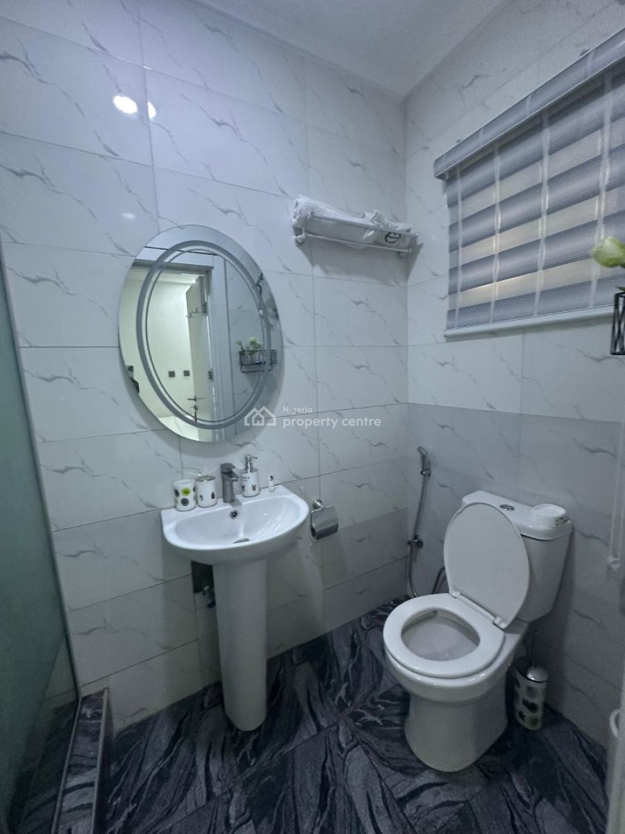 2 Bedroom Apartment with Gym & Balcony, Lekki Phase 1, Lekki, Lagos, Flat / Apartment Short Let