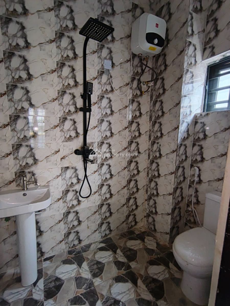 2 Bedroom Flat, Elepe Ijede Road, Ikorodu, Lagos, Flat / Apartment for Rent