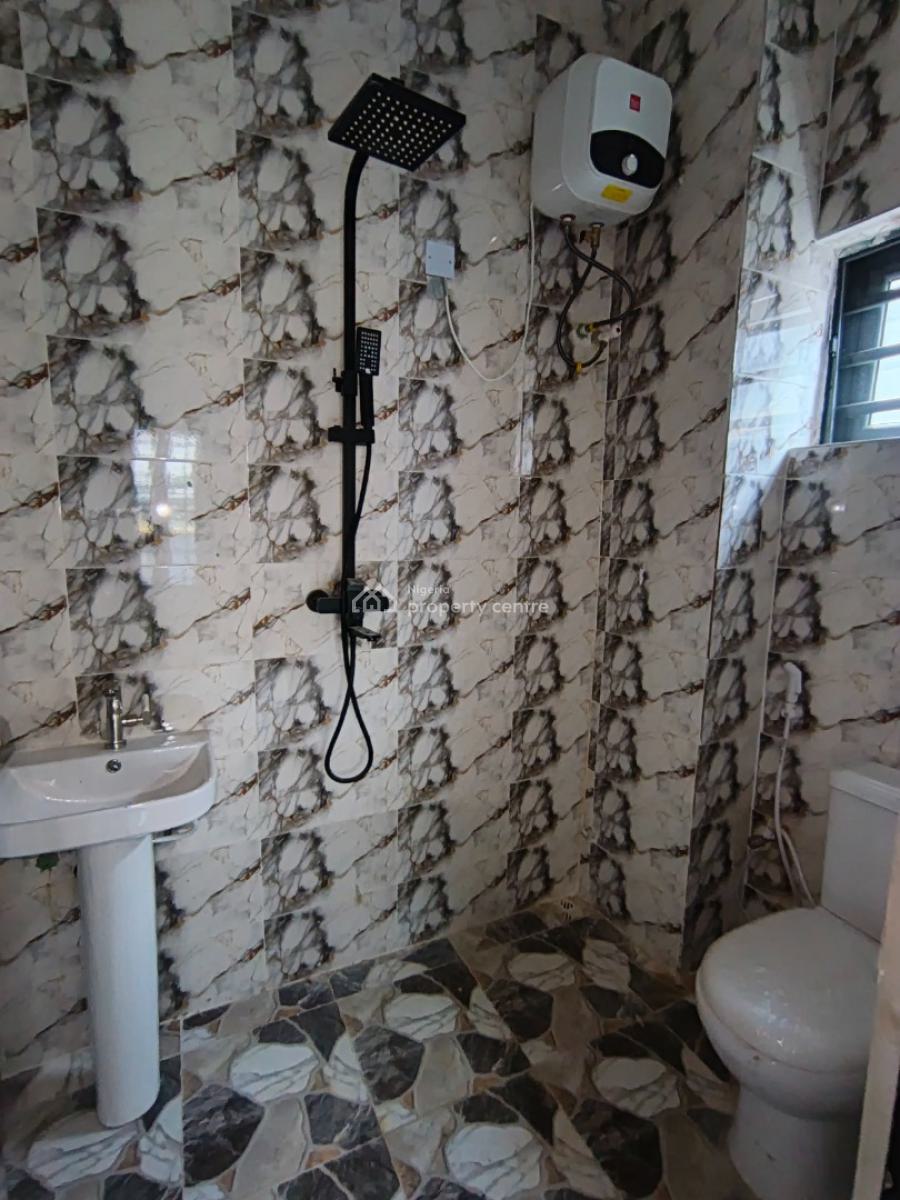 2 Bedroom Flat, Elepe Ijede Road, Ikorodu, Lagos, Flat / Apartment for Rent