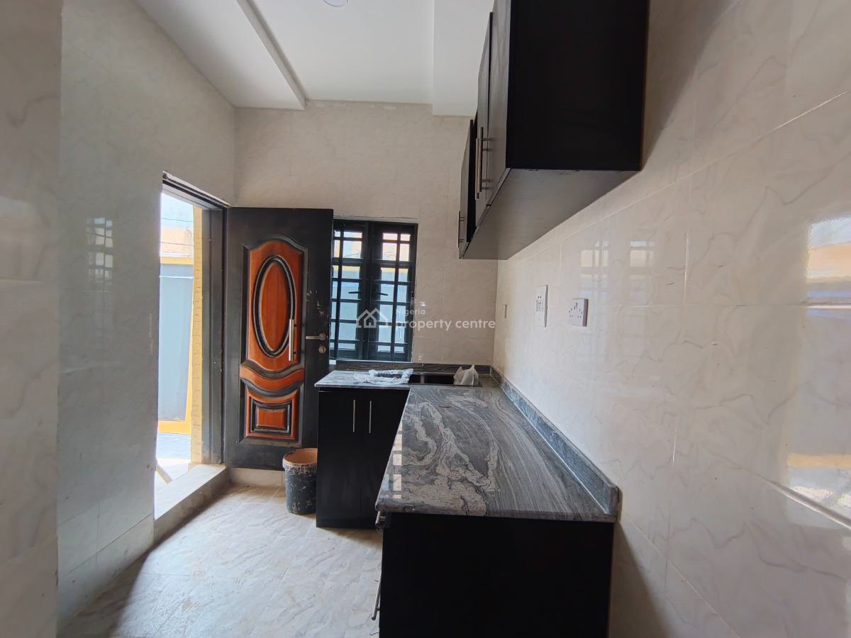 2 Bedroom Flat, Elepe Ijede Road, Ikorodu, Lagos, Flat / Apartment for Rent