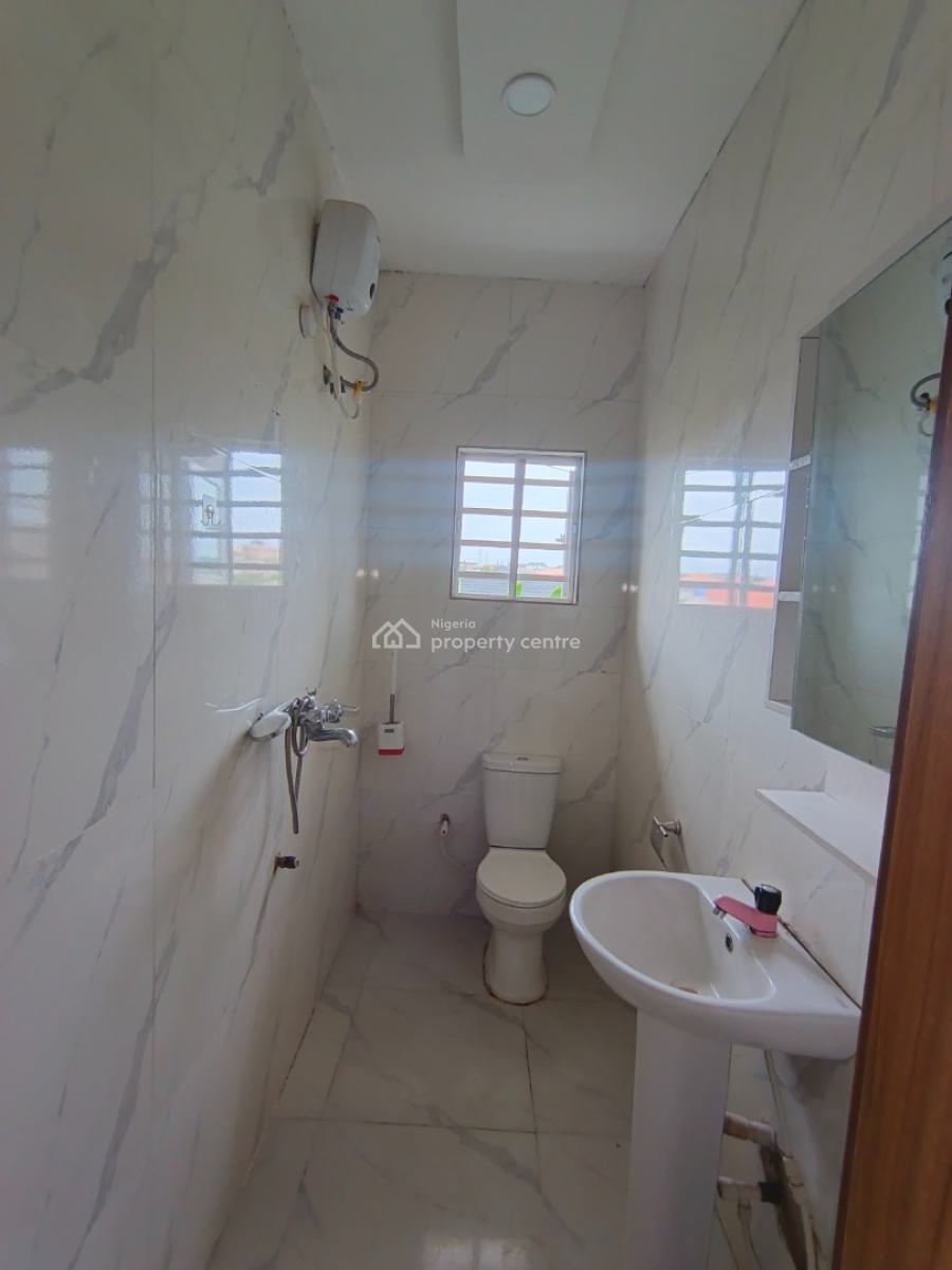 2 Bedroom Flat, Elepe Ijede Road, Ikorodu, Lagos, Flat / Apartment for Rent