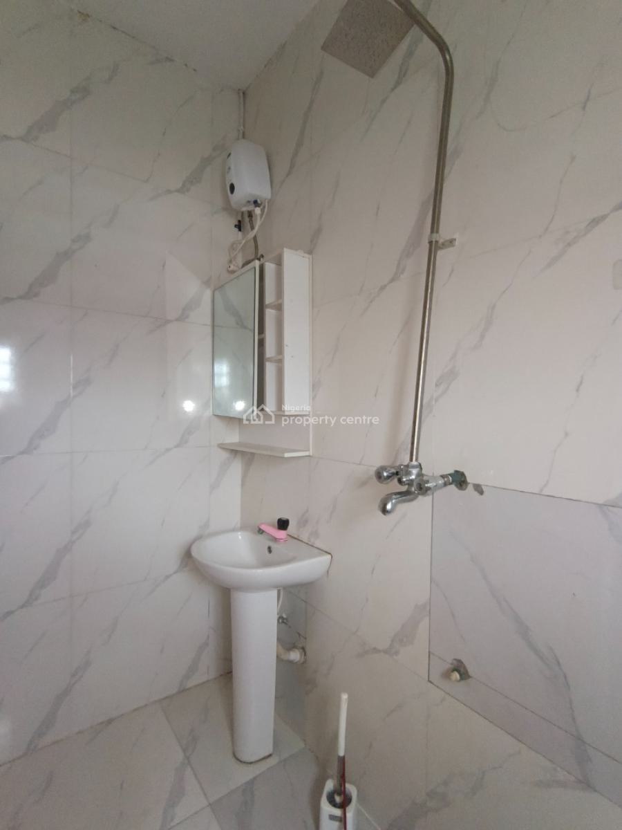 2 Bedroom Flat, Elepe Ijede Road, Ikorodu, Lagos, Flat / Apartment for Rent
