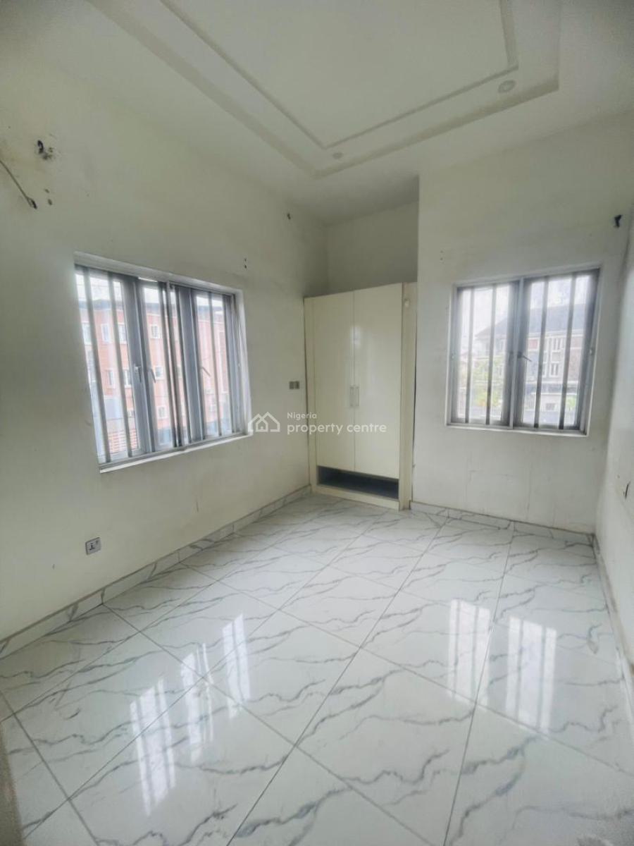 Spacious 3 Bedroom Flat on a Upfloor, Osapa, Lekki, Lagos, Flat / Apartment for Rent