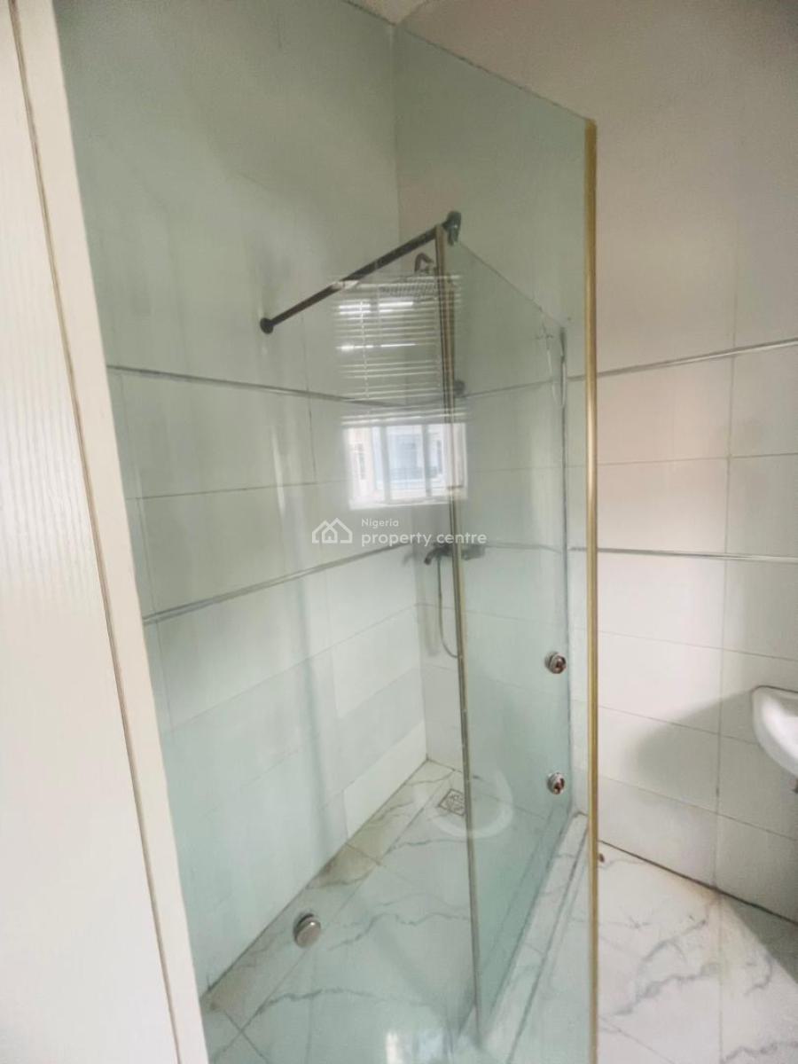 Spacious 3 Bedroom Flat on a Upfloor, Osapa, Lekki, Lagos, Flat / Apartment for Rent