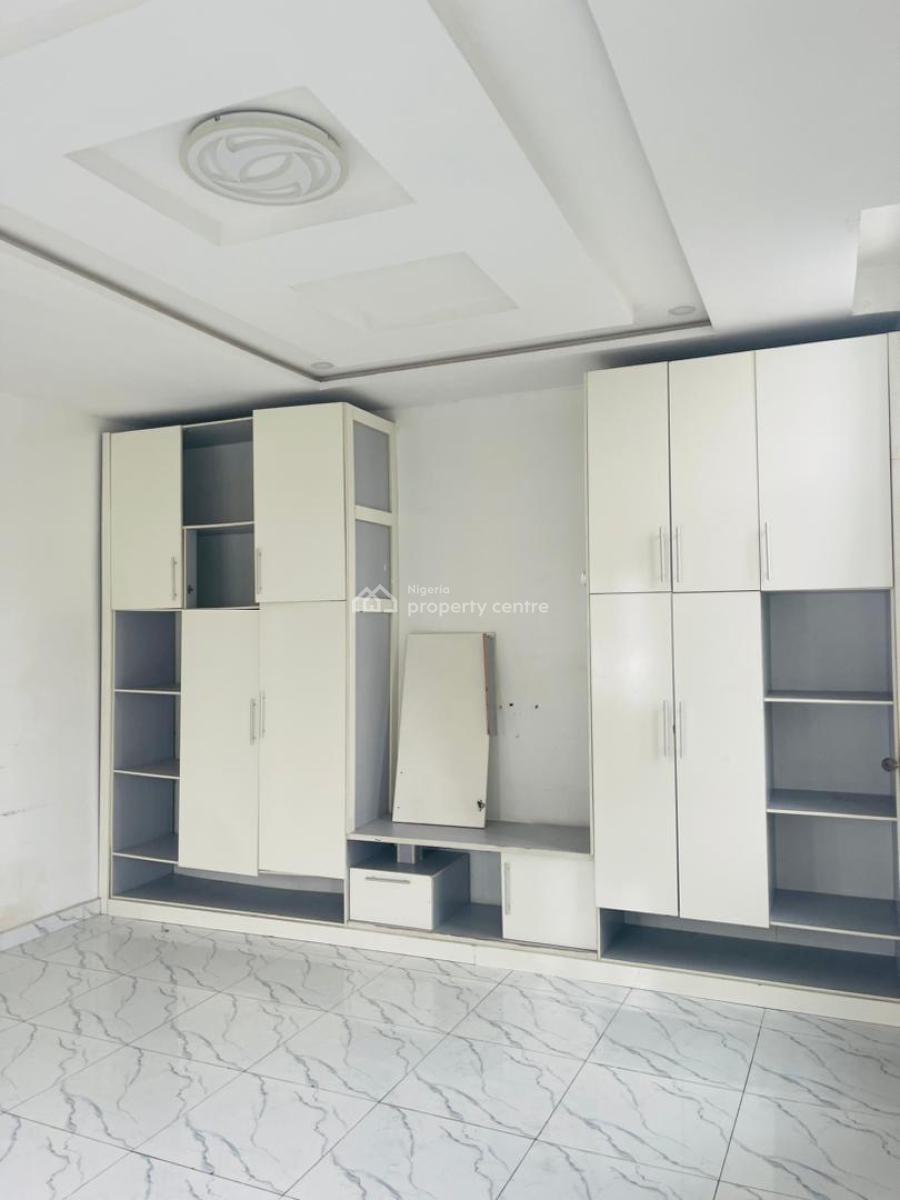Spacious 3 Bedroom Flat on a Upfloor, Osapa, Lekki, Lagos, Flat / Apartment for Rent