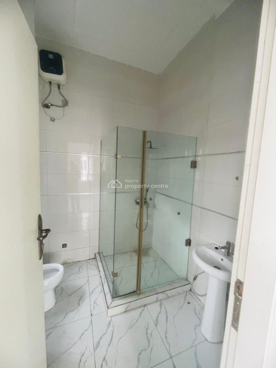 Spacious 3 Bedroom Flat on a Upfloor, Osapa, Lekki, Lagos, Flat / Apartment for Rent