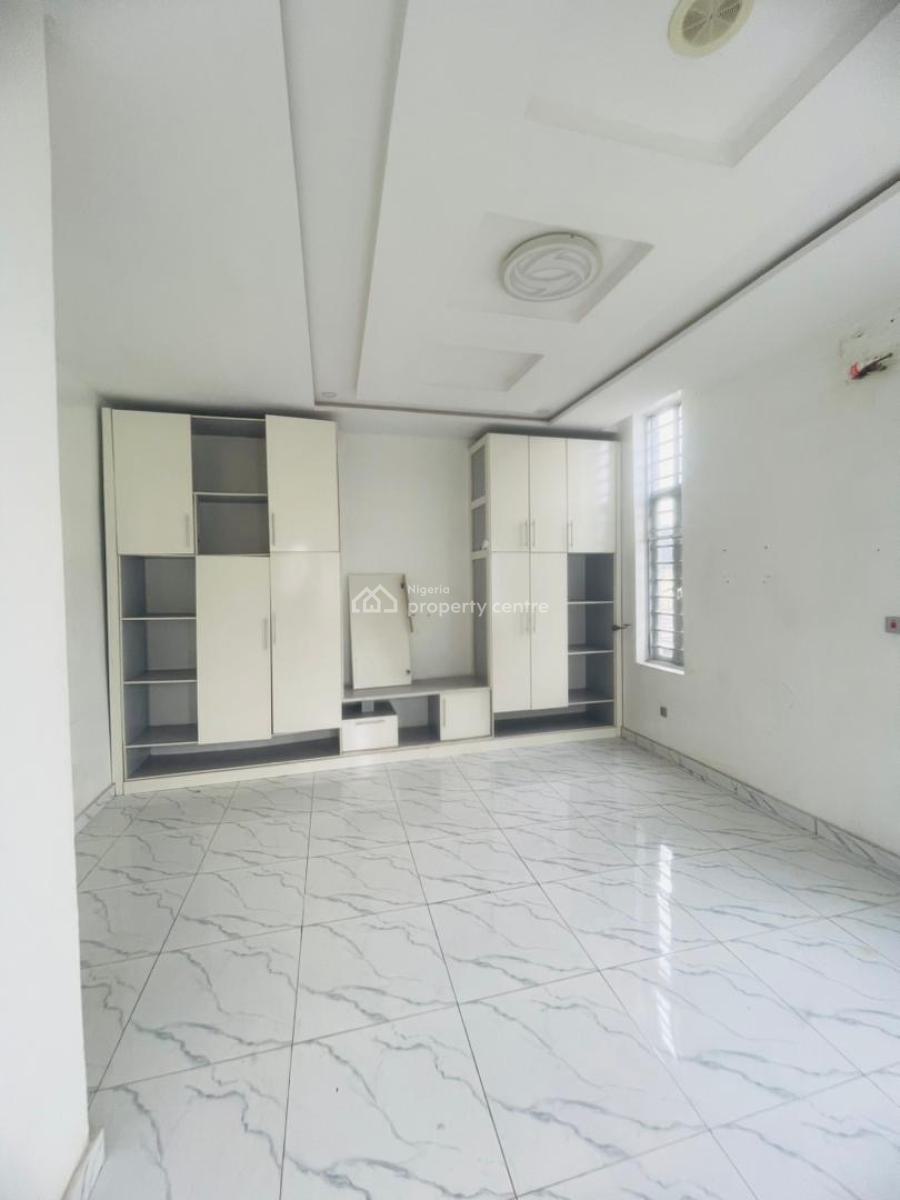 Spacious 3 Bedroom Flat on a Upfloor, Osapa, Lekki, Lagos, Flat / Apartment for Rent