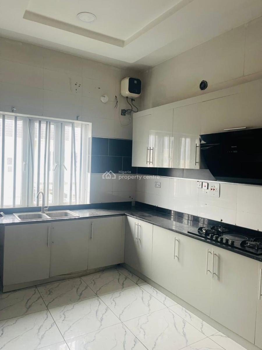 Spacious 3 Bedroom Flat on a Upfloor, Osapa, Lekki, Lagos, Flat / Apartment for Rent