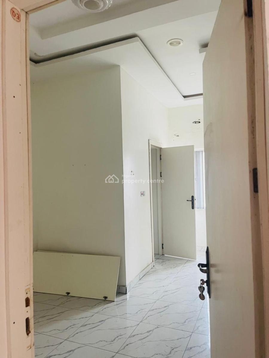 Spacious 3 Bedroom Flat on a Upfloor, Osapa, Lekki, Lagos, Flat / Apartment for Rent