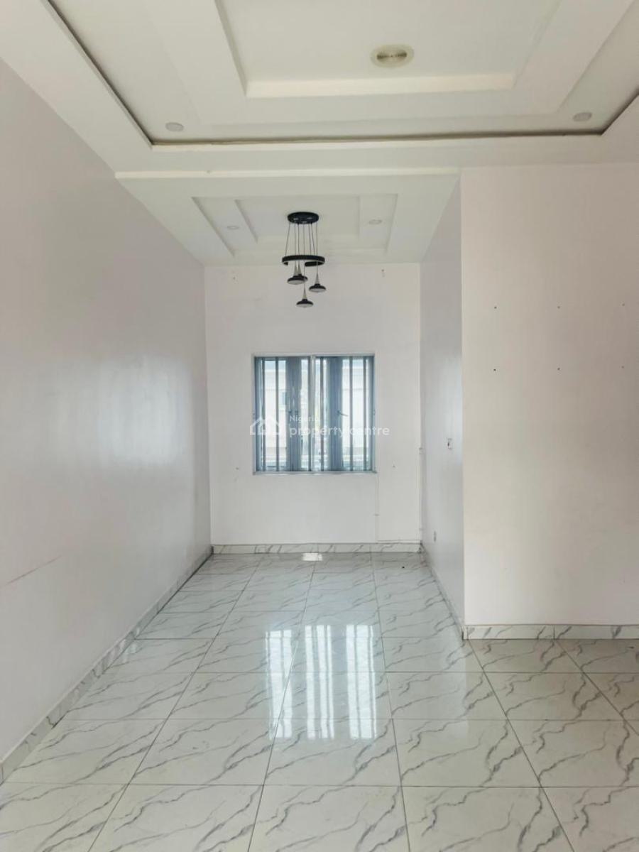 Spacious 3 Bedroom Flat on a Upfloor, Osapa, Lekki, Lagos, Flat / Apartment for Rent