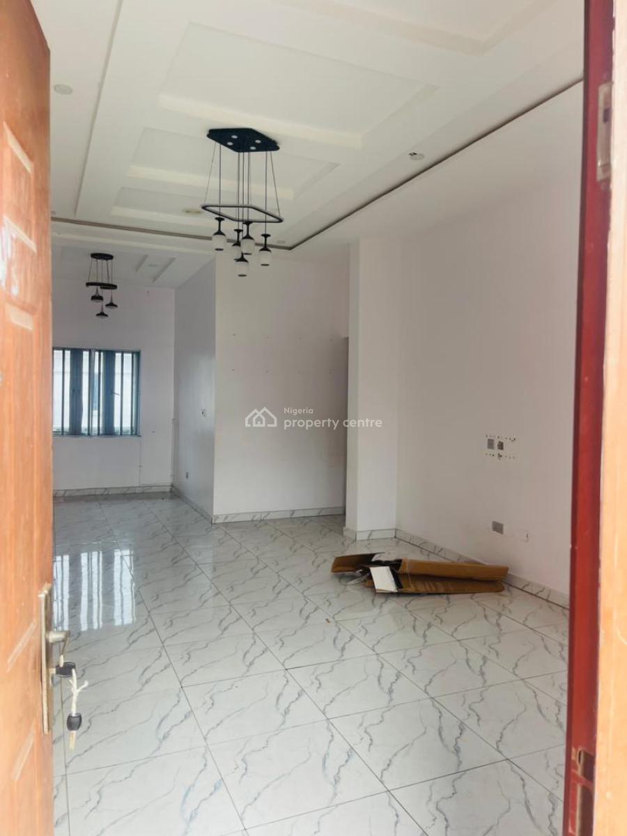 Spacious 3 Bedroom Flat on a Upfloor, Osapa, Lekki, Lagos, Flat / Apartment for Rent