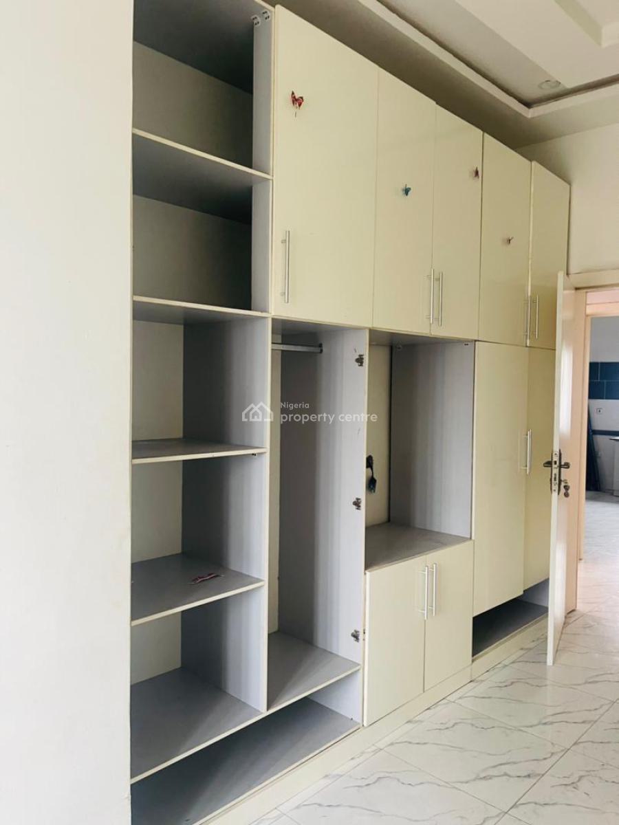 Spacious 3 Bedroom Flat on a Upfloor, Osapa, Lekki, Lagos, Flat / Apartment for Rent
