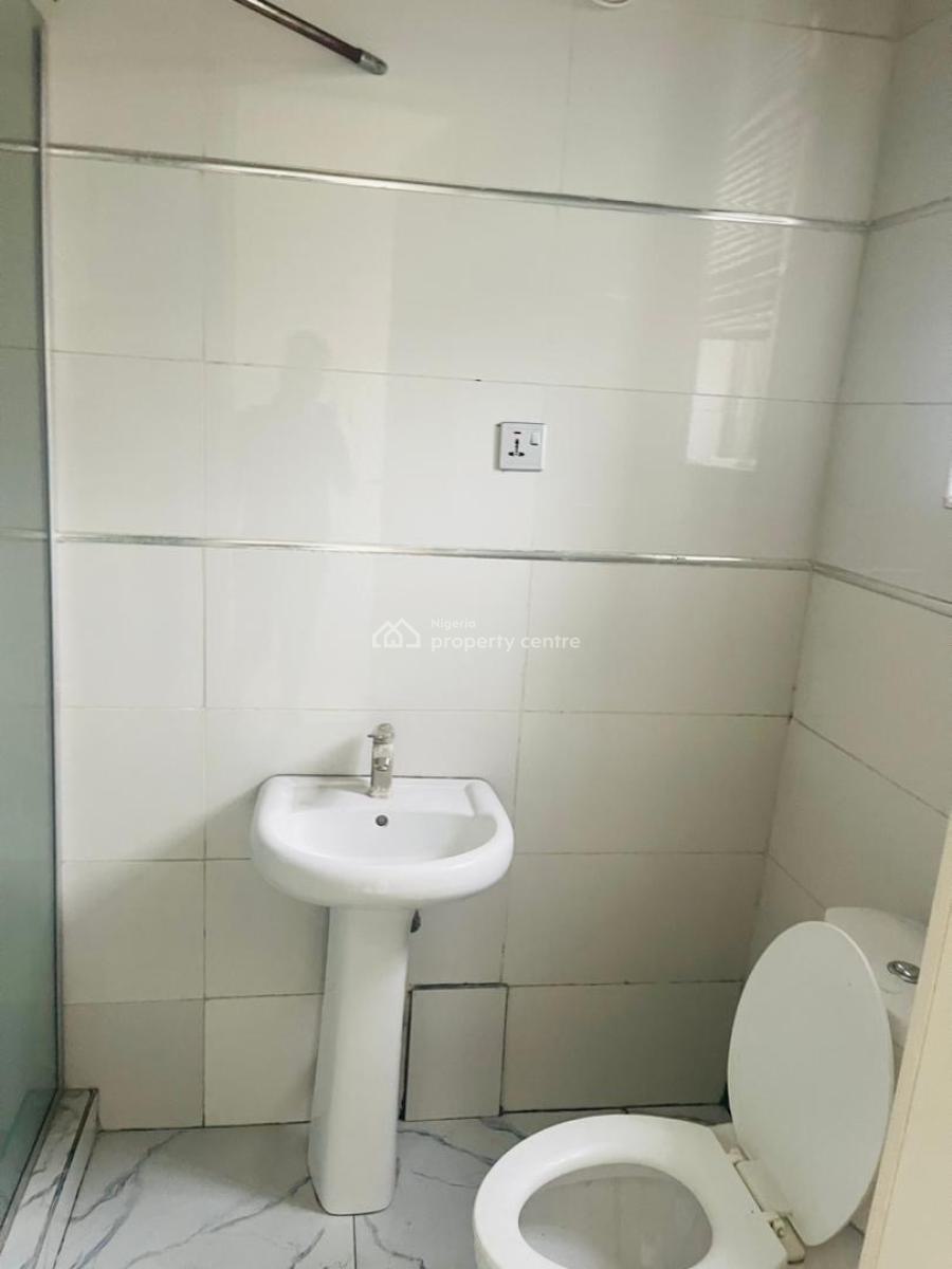 Spacious 3 Bedroom Flat on a Upfloor, Osapa, Lekki, Lagos, Flat / Apartment for Rent