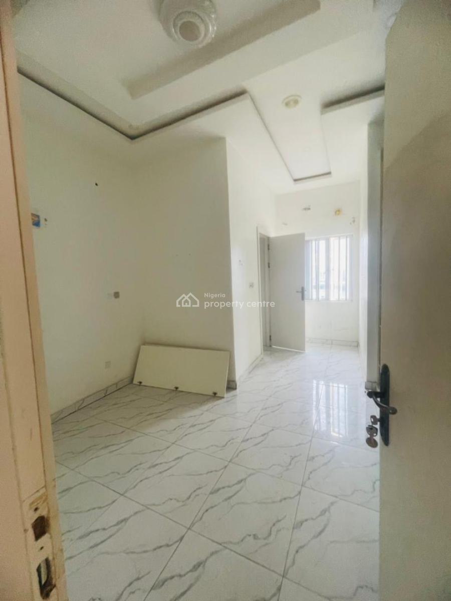 Spacious 3 Bedroom Flat on a Upfloor, Osapa, Lekki, Lagos, Flat / Apartment for Rent