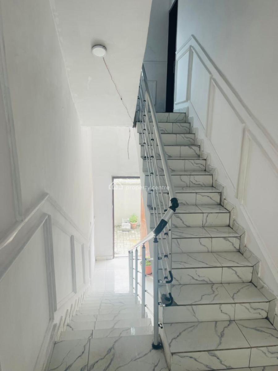 Spacious 3 Bedroom Flat on a Upfloor, Osapa, Lekki, Lagos, Flat / Apartment for Rent