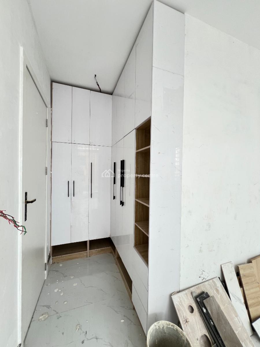 Spacious 2 Bedroom Apartment with Gym and Elevator Suitable, Lekki Phase 1, Lekki, Lagos, Block of Flats for Sale