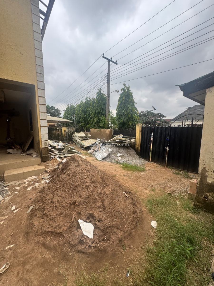 Old Dilapidated 4beds Duplex Along Major Busy Way, Kado Estate, Kado, Abuja, Commercial Property for Sale